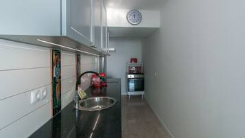 Réfrigérateur, micro-ondes, four, cafetière/bouilloire