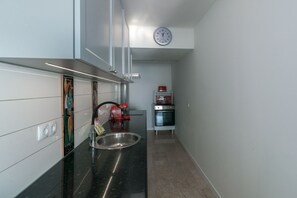 Réfrigérateur, micro-ondes, four, cafetière/bouilloire