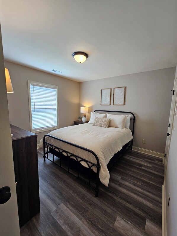 2 bedrooms, iron/ironing board, internet, bed sheets