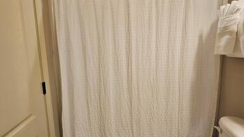 Douche, sĂšche-cheveux, serviettes fournies, savon