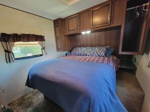 واي فاي مجانًا وملاءات أسرّة