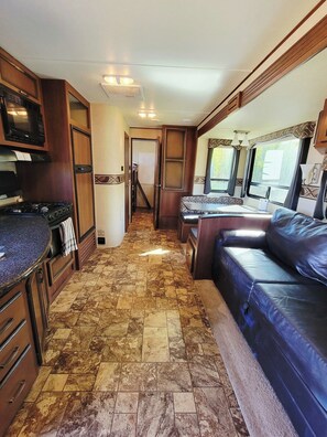 المنشأة من الداخل