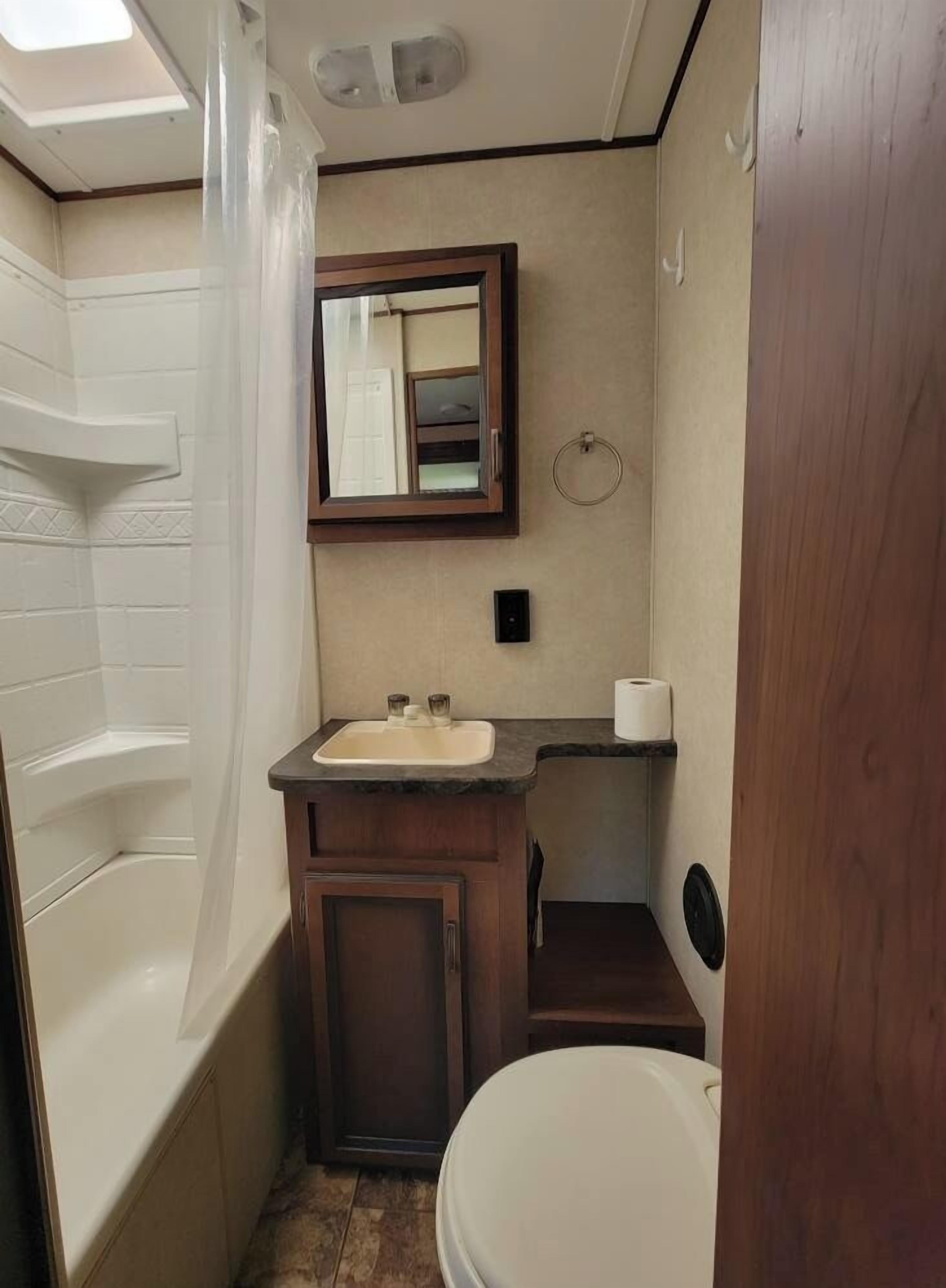 Serviettes fournies, savon, shampooing, papier de toilette