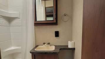 Serviettes fournies, savon, shampooing, papier de toilette