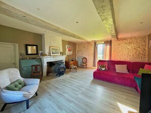 Tv, eldstad och tv-spel