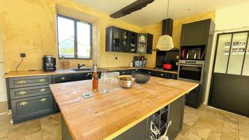 Kjøleskap, mikrobølgeovn, ovn og oppvaskmaskin