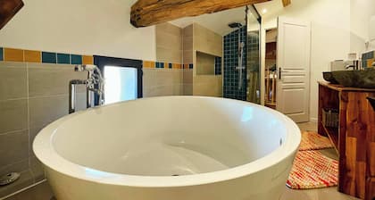 Charming country house retreat with swimming pool Douzillac