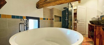 Charming country house retreat with swimming pool Douzillac