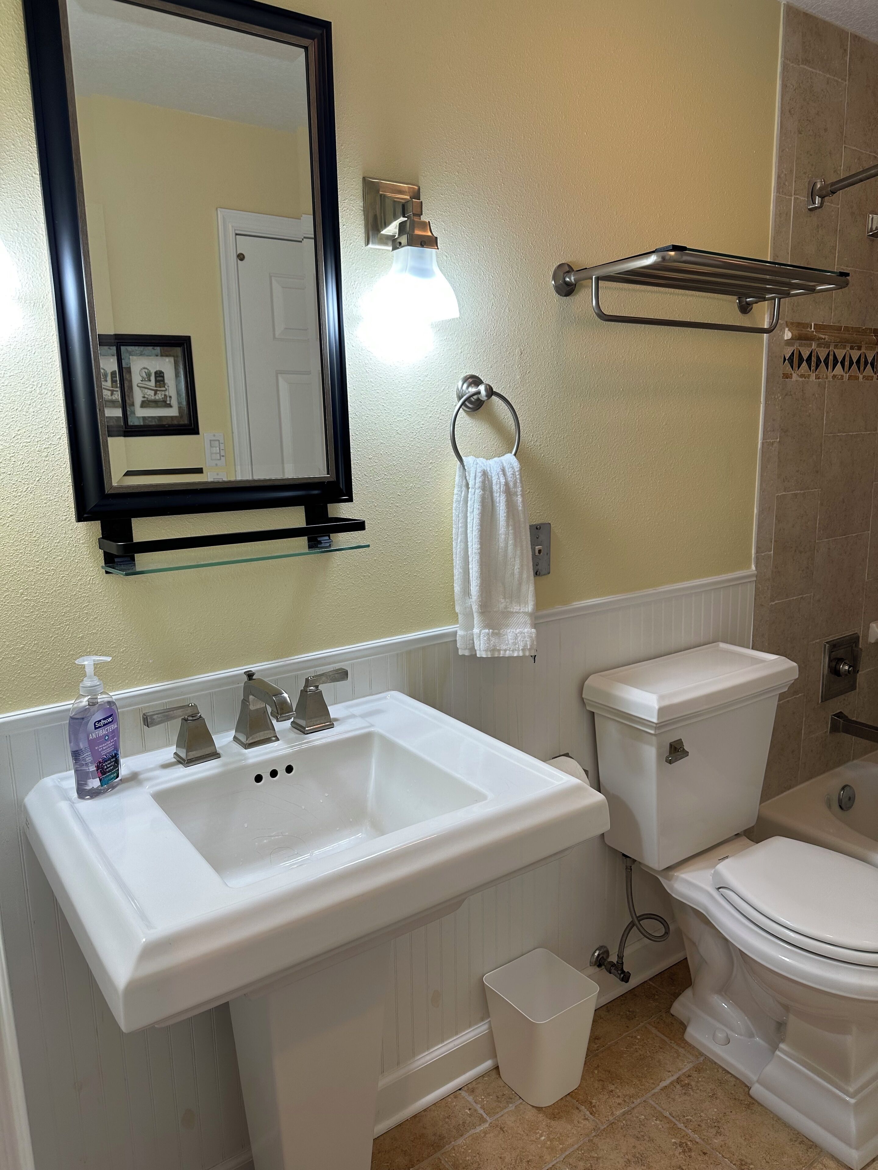 Secador de pelo, toallas, jabón y papel higiénico