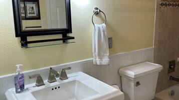 Secador de pelo, toallas, jabón y papel higiénico