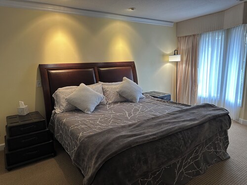 Cozy king bed condo in Historic Williamsburg on beautiful Kingsmill resort.