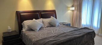 Cozy king bed condo in Historic Williamsburg on beautiful Kingsmill resort.