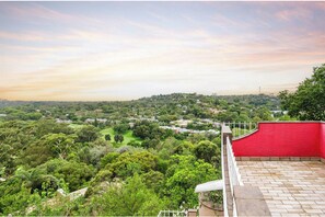 Property grounds - Superb 5-bedroom bed & breakfast with AC in Randburg (Randburg)