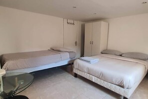 Iron/ironing board, WiFi, bed sheets - Cosy T2 with shared pool (optional) (La Ferté-Gaucher)