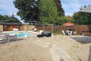 Outdoor dining - Cosy T2 with shared pool (optional) (La Ferté-Gaucher)