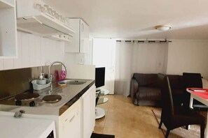 Private kitchen - Cosy T2 with shared pool (optional) (La Ferté-Gaucher)