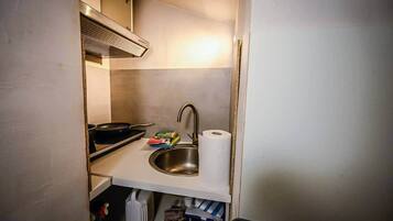 Een koelkast, een microgolfoven