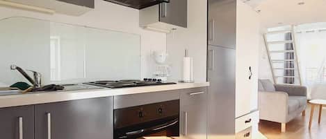 Réfrigérateur, four à micro-ondes, un four, surface de cuisson