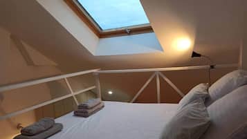 Tabla de planchar con plancha, wifi y ropa de cama