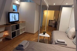 Tabla de planchar con plancha, wifi, ropa de cama