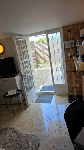 Interior - Cosy studio with shared pool (optional) (La Ferté-Gaucher)