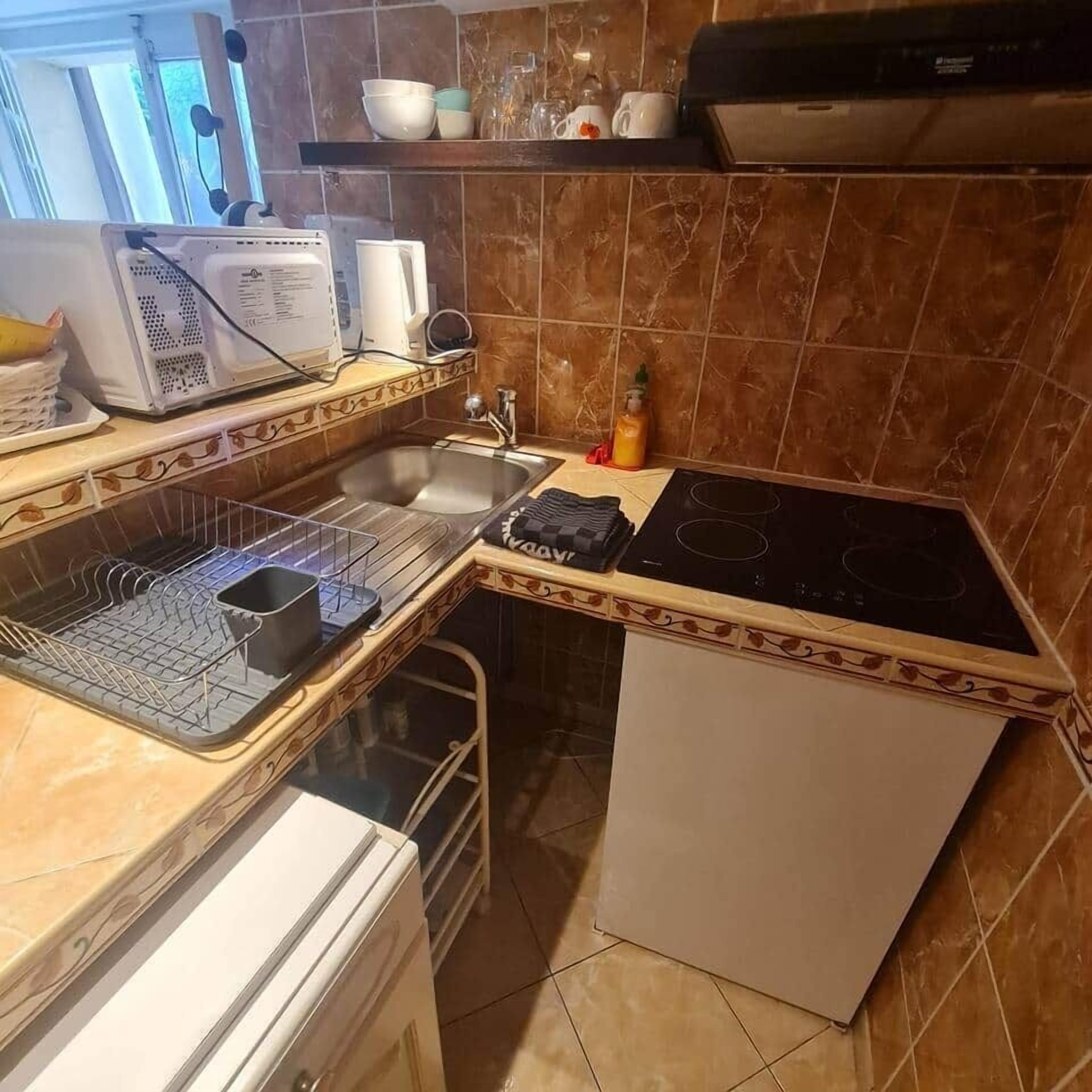 Réfrigérateur, micro-ondes, four, plaque de cuisson