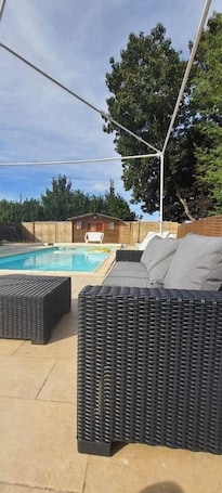 Pool. Nice studio with optional pool access to share