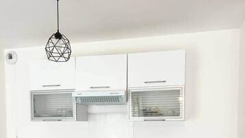 Réfrigérateur, micro-ondes, four, grille-pain