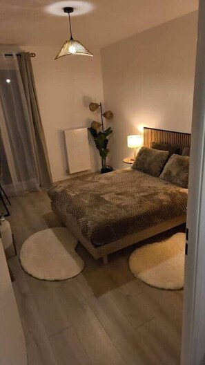Iron/ironing board, WiFi, bed sheets