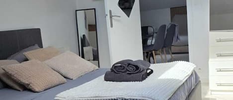 In-room safe, iron/ironing board, WiFi, bed sheets