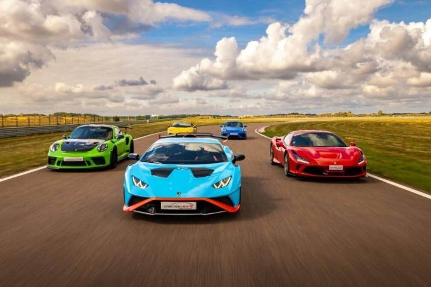 Eine Rennstrecke mit fünf Sportwagen.