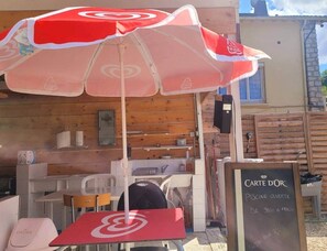 Outdoor dining - Pretty T3 circuit with shared pool (optional) (La Ferté-Gaucher)