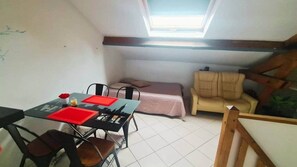 Dining - Pretty T3 circuit with shared pool (optional) (La Ferté-Gaucher)