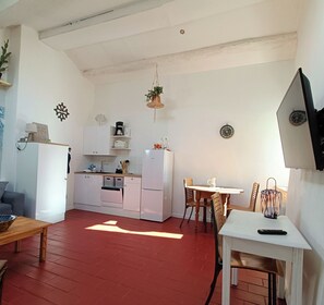 Køleskab, mikrobølgeovn, ovn, kogeplade