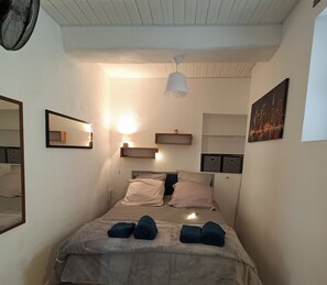 1 Schlafzimmer, Schreibtisch, Reisekinderbett, Bettwäsche