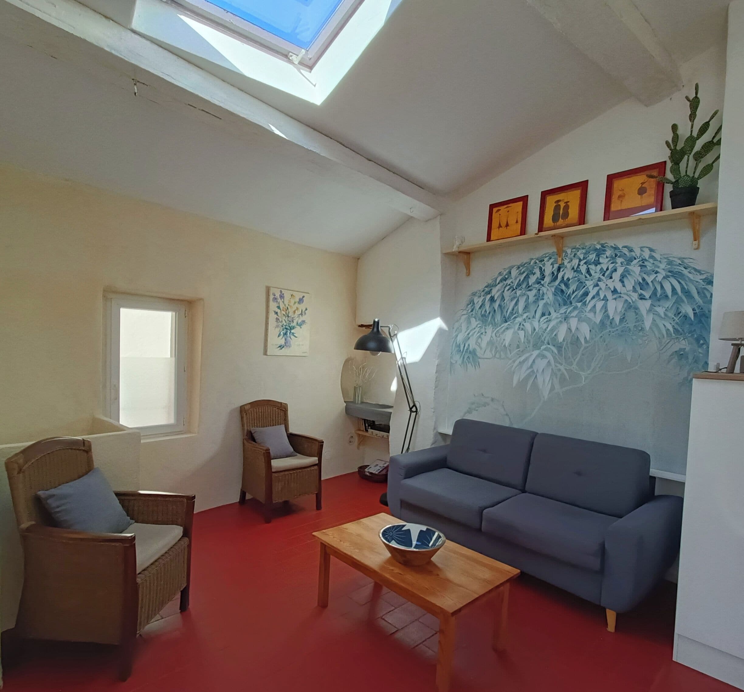 Een televisie en boeken