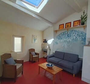 TV, books - Bright, cozy little house on a quiet cul-de-sac in the village center (Puisserguier)