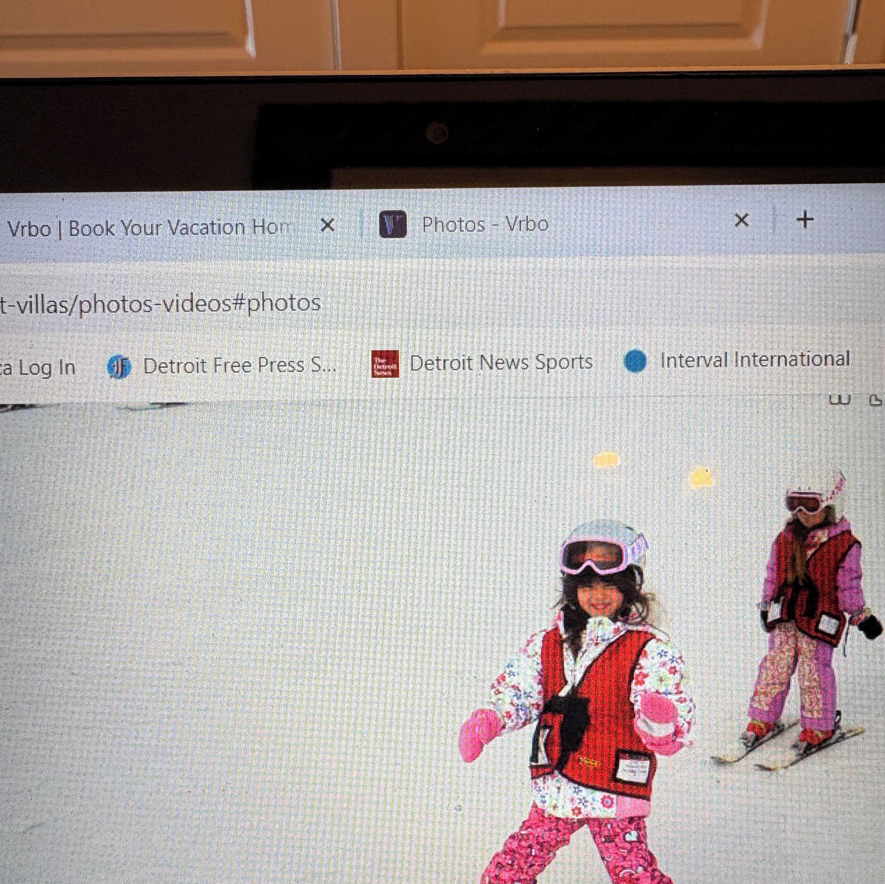Una pantalla de ordenador mostrando una página web con una barra de navegación en la parte superior.