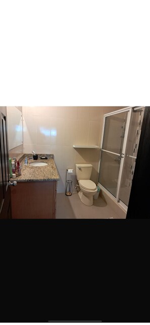 Hair dryer, towels, toilet paper - 2-bedroom condo in delightful Kingston with cool AC (Kingston)