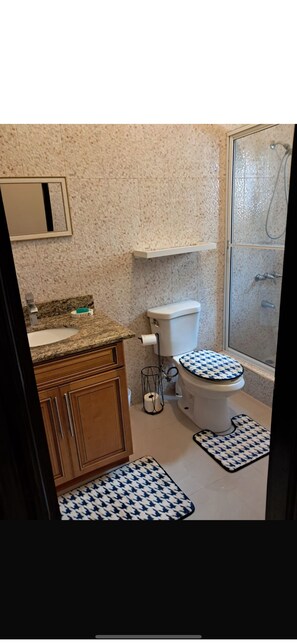 Hair dryer, towels, toilet paper - 2-bedroom condo in delightful Kingston with cool AC (Kingston)