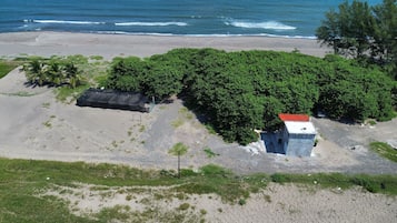 Habitación individual Confort, vista al mar | Área de sala de estar | Smart TV de 48 pulgadas con canales digitales