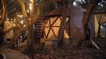 Refrigerador, microondas, cafetera y tetera y utensilios de cocina