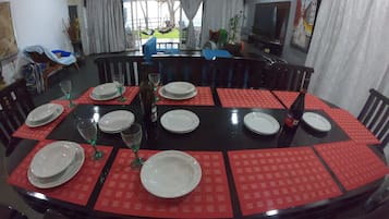 Suite familiar, vista al mar | Restaurantes