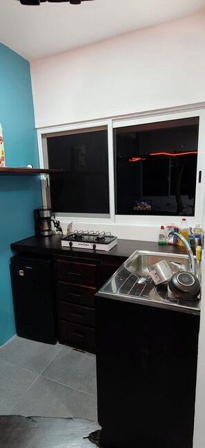 舒適單人房, 海景 | 私人廚房 | 電冰箱、微波爐、咖啡機/沖茶器、鍋具/餐盤/廚房用品