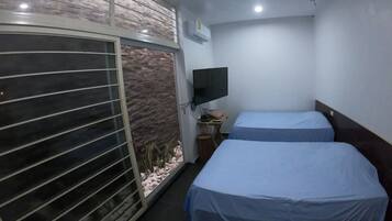 Familie suite, uitzicht op zee | Select Comfort-bedden, een bureau, gratis wifi, beddengoed