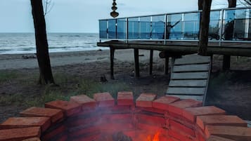 Bungalow Deluxe, vista a la playa | Área de sala de estar | Smart TV de 48 pulgadas con canales digitales