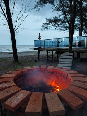 Deluxe-Bungalow, Strandblick | Wohnbereich | 48-Zoll-Smart-TV mit Digitalempfang