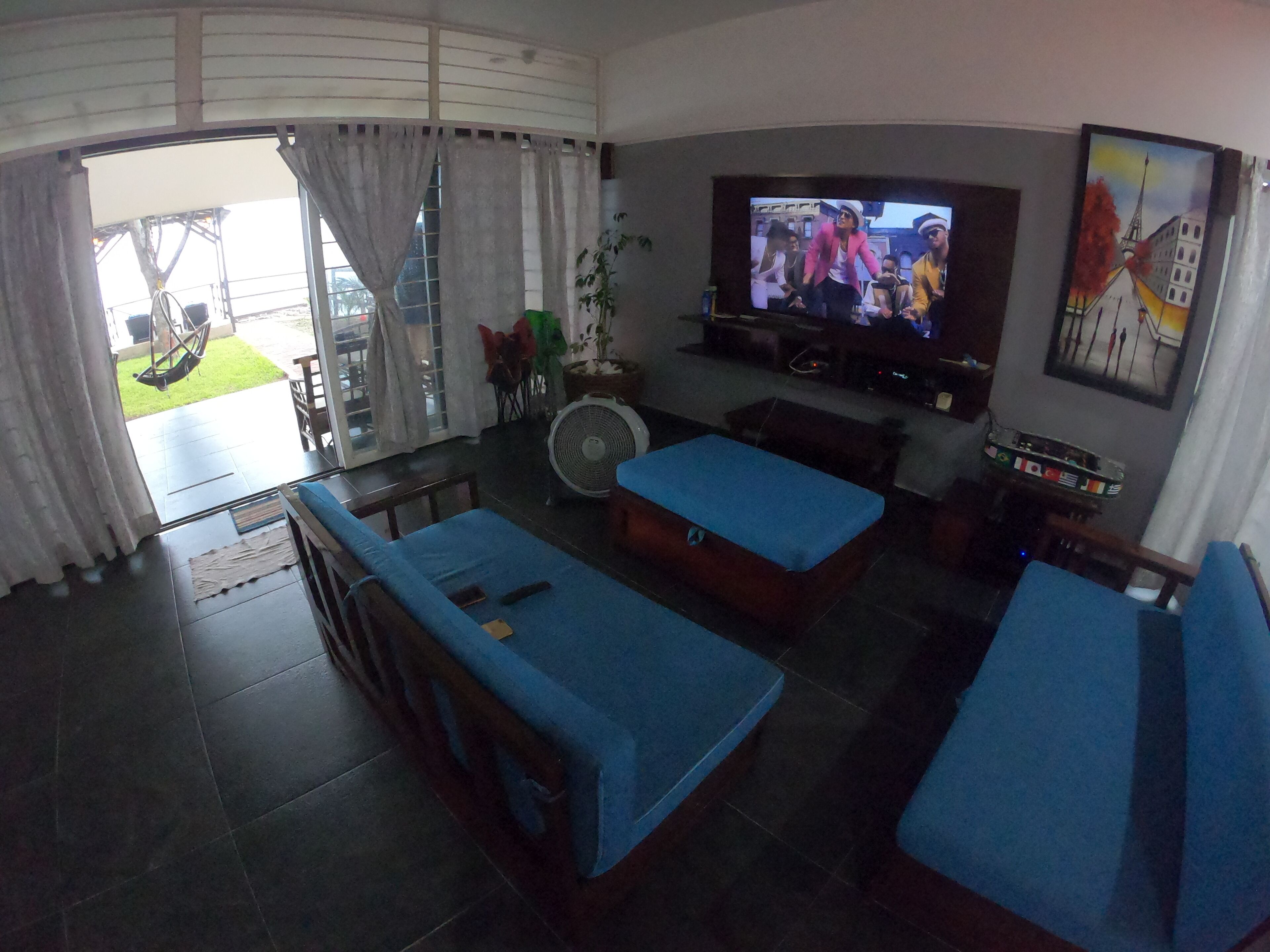 Suite familiar, vista al mar | Área de sala de estar | Smart TV de 48 pulgadas con canales digitales 