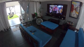 Suite familiar, vista al mar | Área de sala de estar | Smart TV de 48 pulgadas con canales digitales