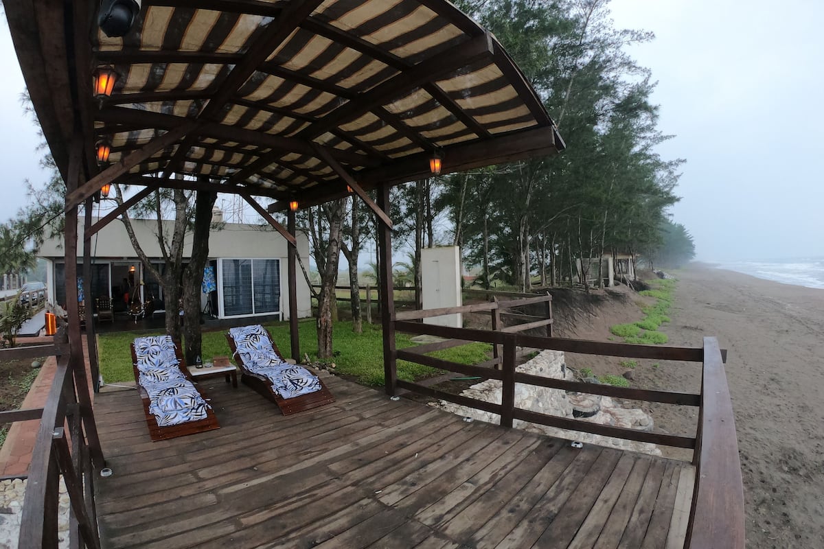 Suite familiar, vista al mar | Camas Select Comfort, escritorio, wifi gratis y ropa de cama